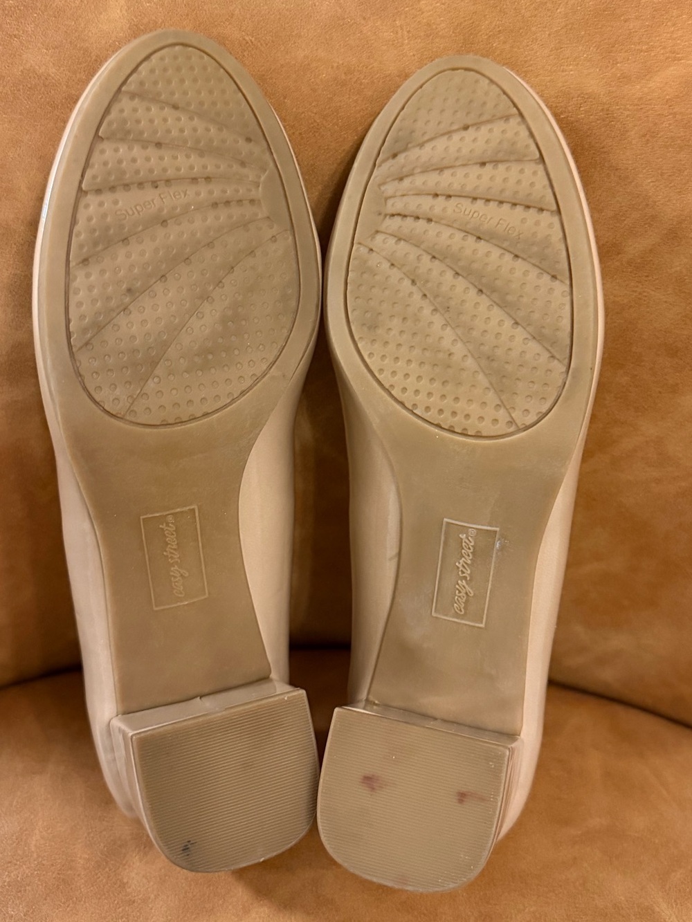 Easy Street Beige Block Heel Pump. Size 8. - Picture 5 of 14